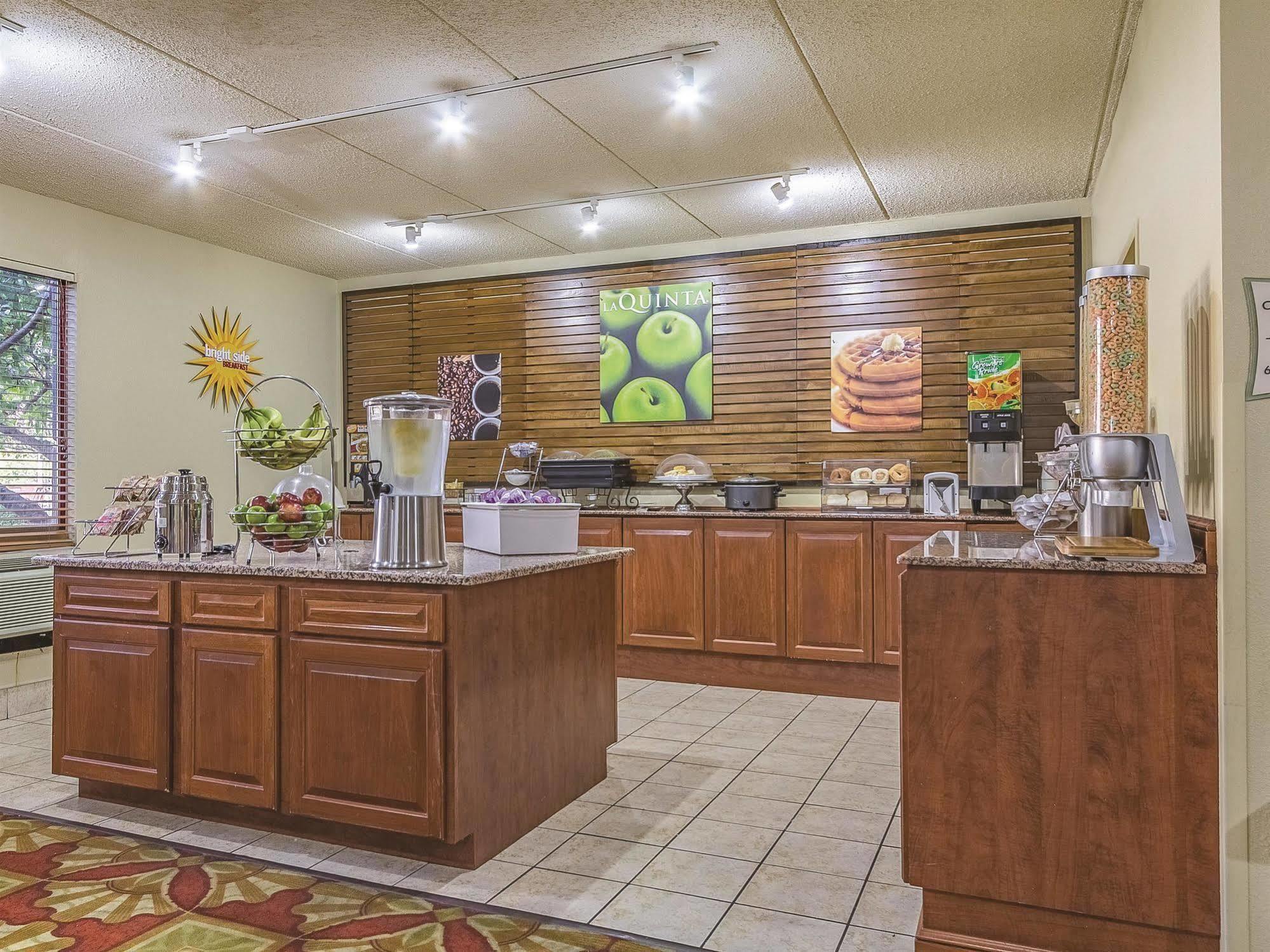 La Quinta By Wyndham Cleveland Airport West Hotel North Olmsted Eksteriør billede
